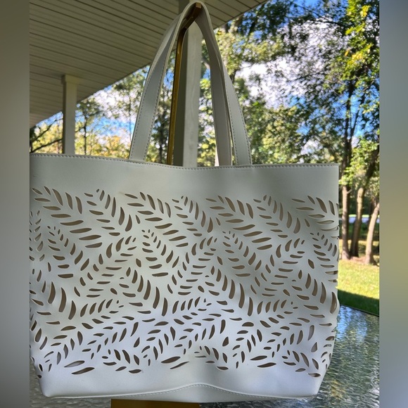 NWOT-Oscar de la Renta Cream Cut-Out Tote - Picture 4 of 7